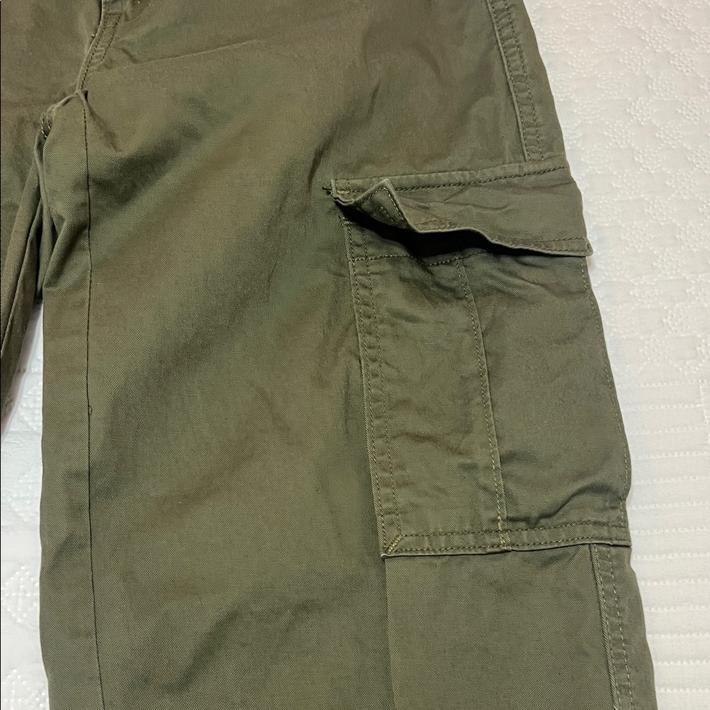 Levi's Women's Olive Straight Cargo Pants - Picture 5 of 11